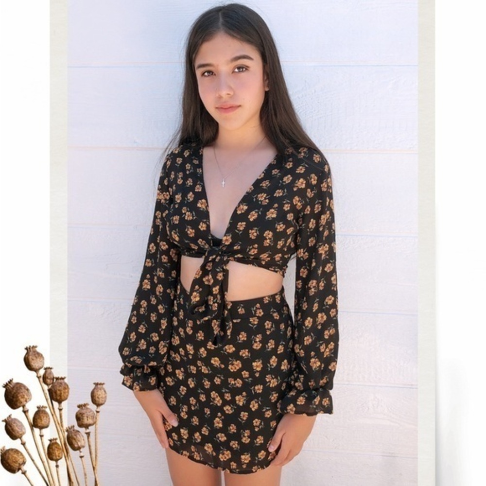 ♥️ Two piece sunflower, mini skirt set